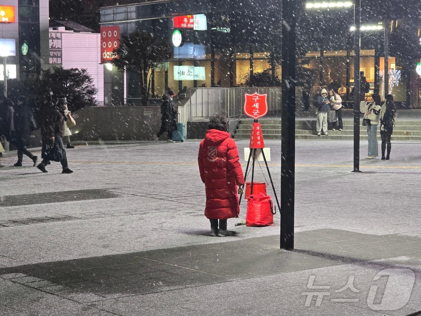 본문 이미지 - 4일 서울 중구 서울역 광장에 올겨울 들어 첫 눈이 내리고 있다. 2025.12.4/뉴스1 ⓒ News1 황덕현 기후환경전문기자