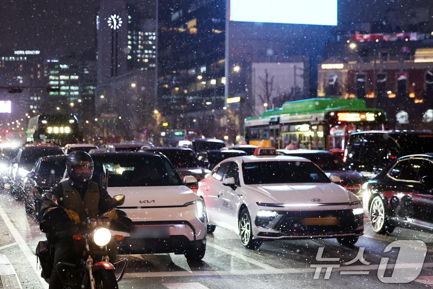 첫눈이 내린 4일 오후 서울 광화문 네거리에서 퇴근길 차량들이 신호를 기다리고 있다. ⓒ News1 황기선 기자