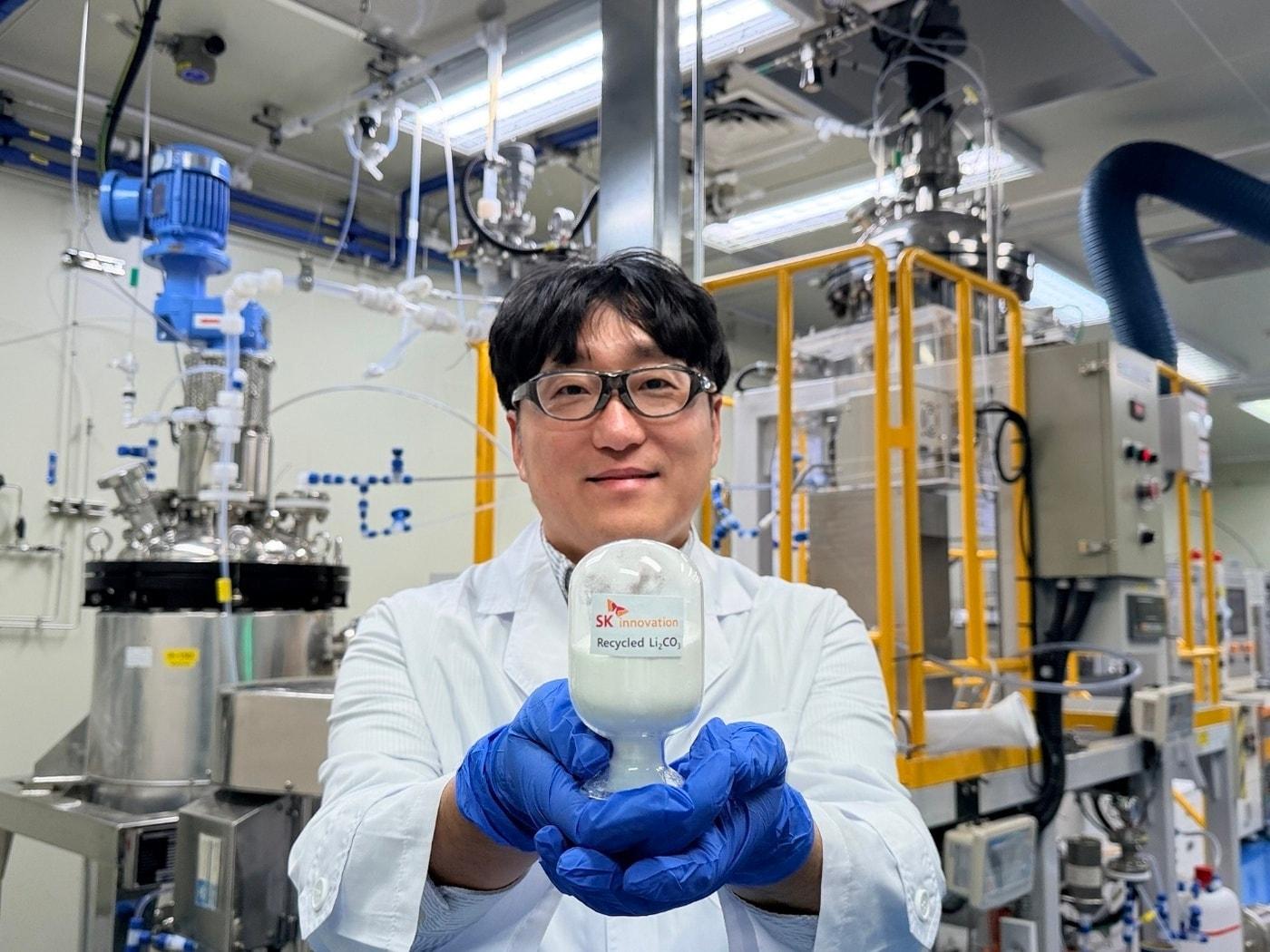 본문 이미지 - SK이노베이션 환경과학기술원 연구원이 LFP 배터리 재활용 기술을 통해 회수한 탄산리튬을 소개하고 있다.&#40;SK이노베이션 제공&#41;