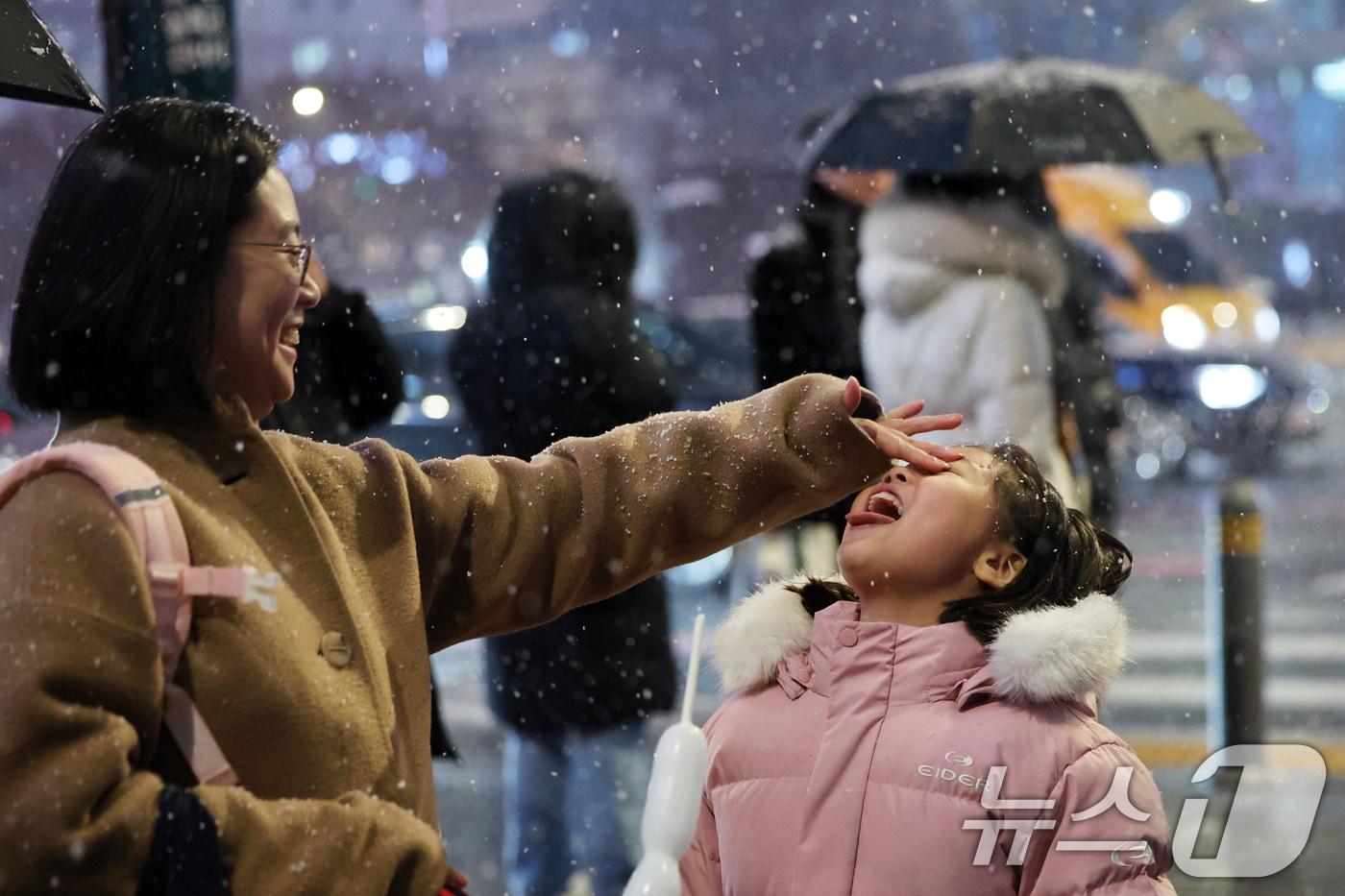 첫눈이 내린 4일 오후 서울 광화문 네거리에서 어린이가 첫눈을 맛보고 있다. 2025.12.4/뉴스1 ⓒ News1 황기선 기자