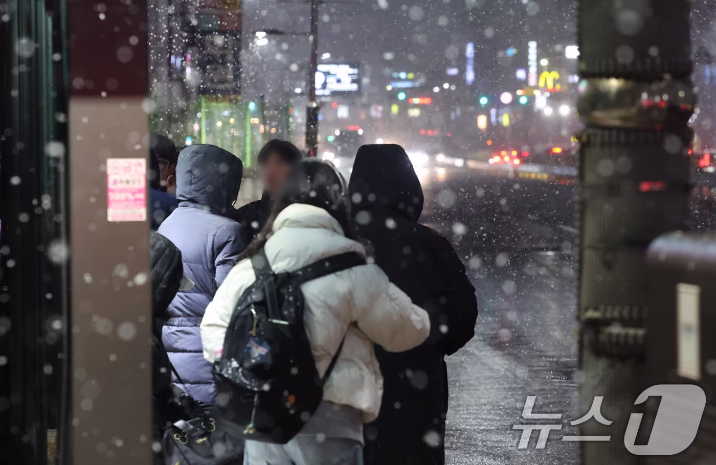서울 전역을 포함한 수도권에 대설주의보가 내려진 4일 오후 경기 화성시 송화초등학교 인근 경기대로에 많은 눈이 내리고 있다. 2025.12.4/뉴스1 ⓒ News1 김영운 기자