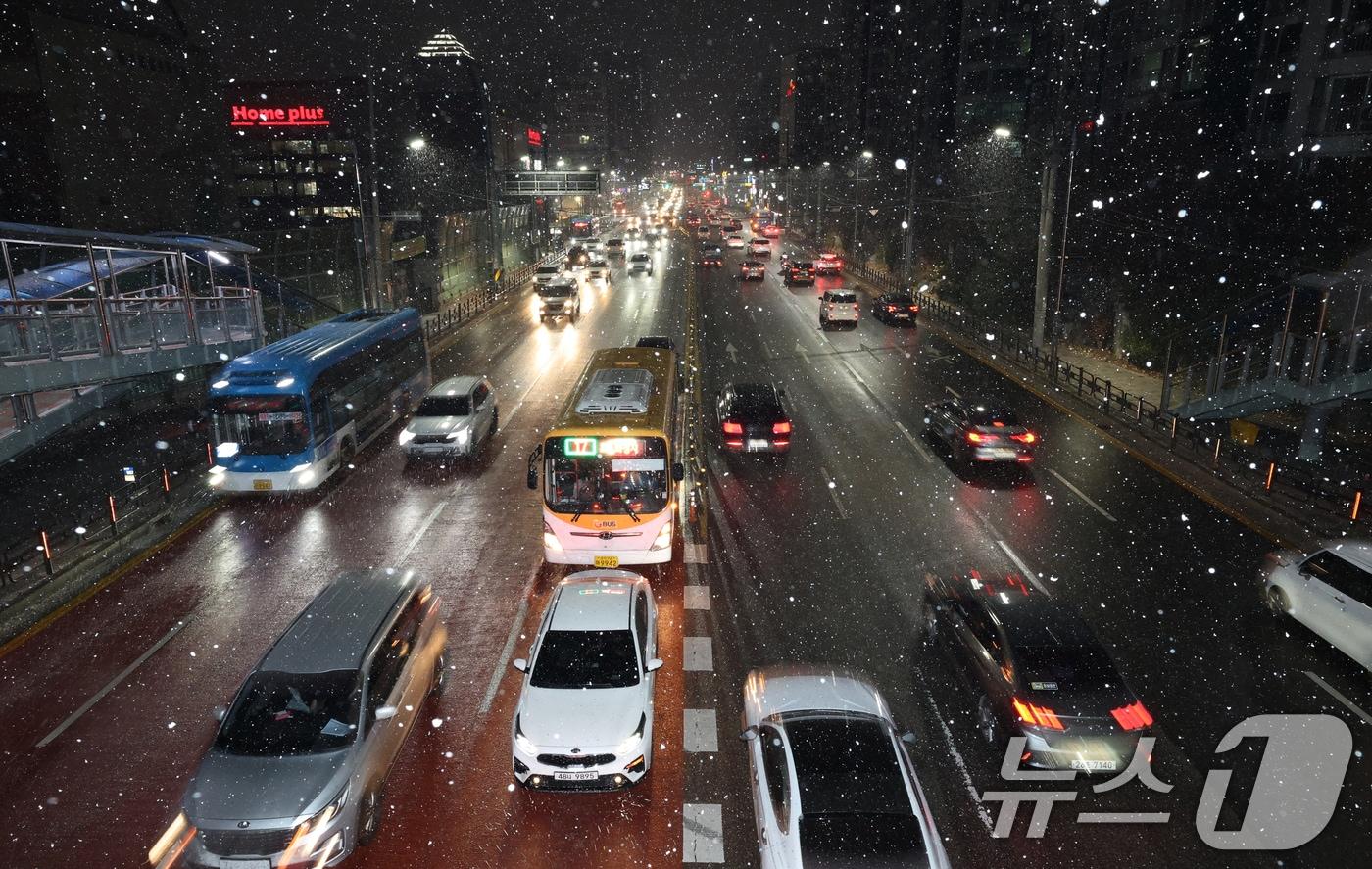 서울 전역을 포함한 수도권에 대설주의보가 내려진 4일 오후 경기 화성시 송화초등학교 인근 경기대로에 많은 눈이 내리고 있다. 2025.12.4/뉴스1 ⓒ News1 김영운 기자