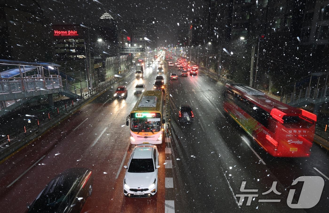 본문 이미지 - 서울 전역을 포함한 수도권에 대설주의보가 내려진 4일 오후 경기 화성시 송화초등학교 인근 경기대로에 많은 눈이 내리고 있다. 2025.12.4/뉴스1 ⓒ News1 김영운 기자