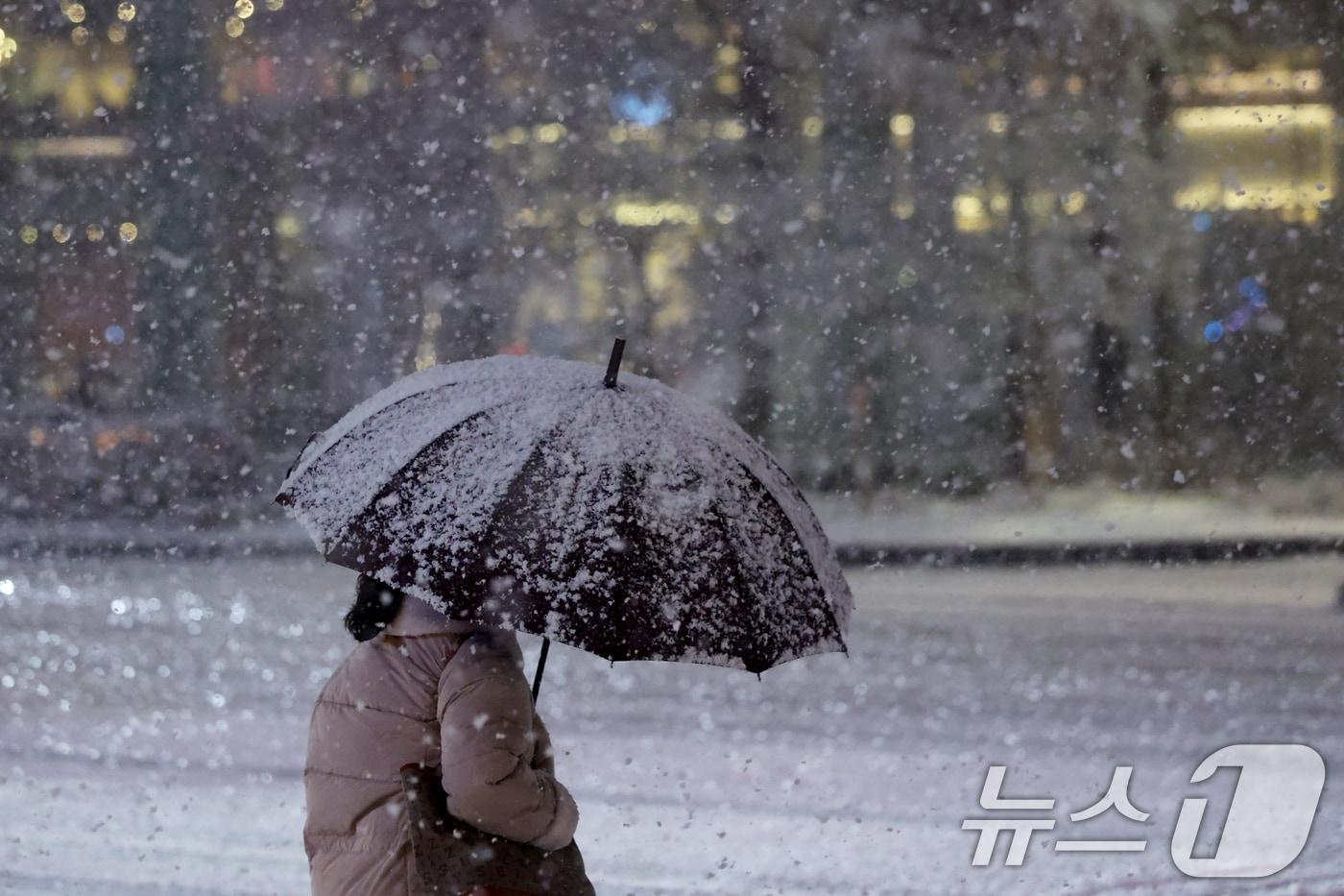 퇴근길 시민들이 발걸음을 재촉하고 있다.(사진은 기사 내용과 무관함) / 뉴스1 ⓒ News1