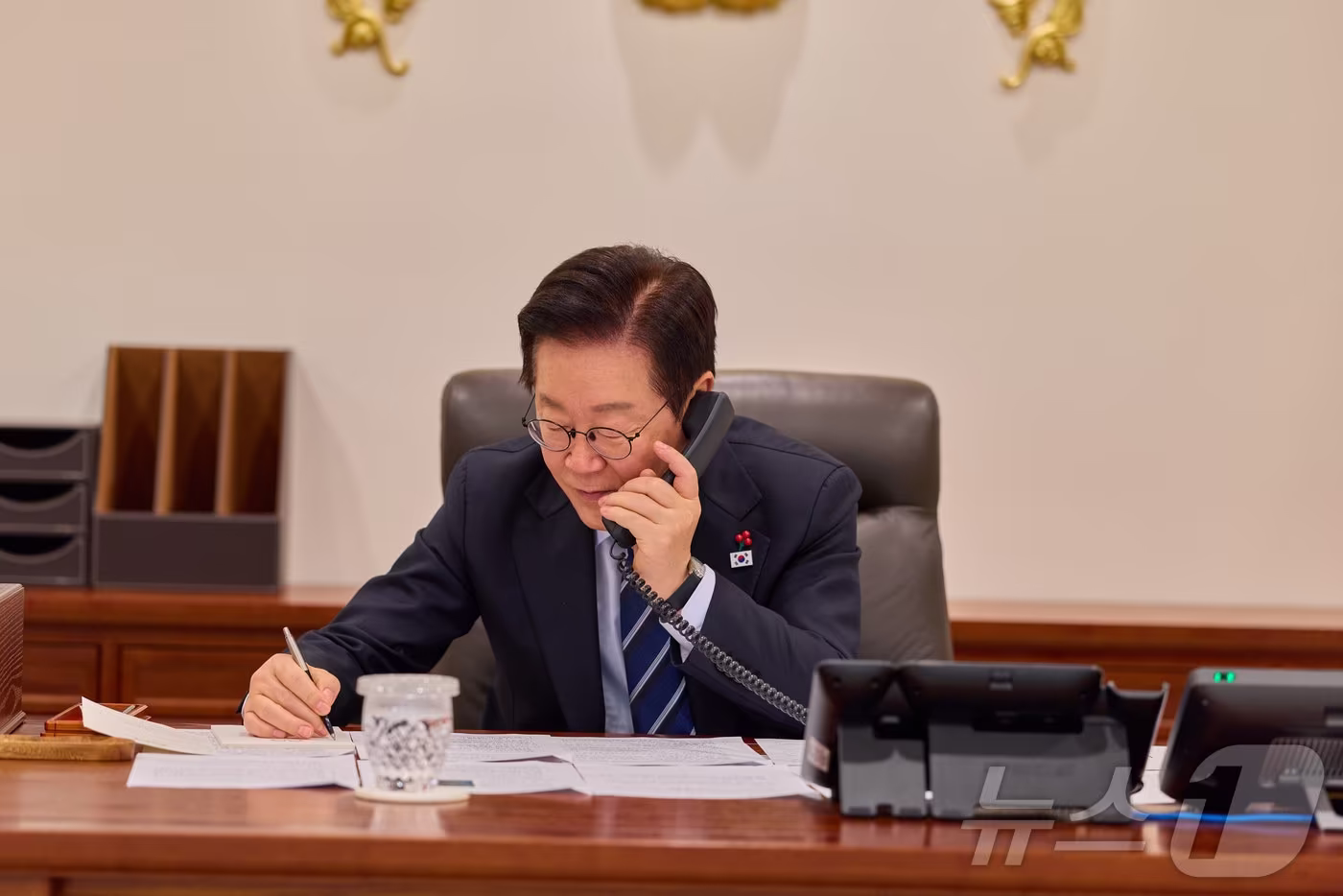 이재명 대통령이 지난 4일 서울 용산 대통령실 청사에서 니쿠쇼르 다니엘 단 루마니아 대통령과 전화 통화를 하고 있다. &#40;대통령실 제공. 재판매 및 DB 금지&#41; 2025.12.4/뉴스1 ⓒ News1 이재명 기자