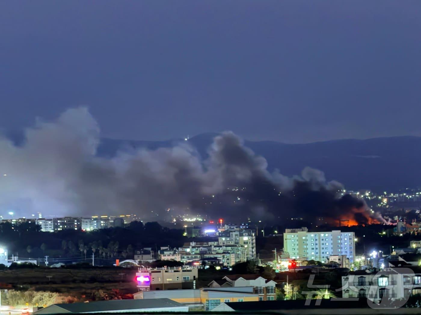 본문 이미지 - 4일 오후 6시31분쯤 제주시 노형동 자원순환관리시설에서 화재가 발생해 검은 연기가 치솟고 있다.(독자 제공. 재판매 및 DB금지) 2025.12.4/뉴스1