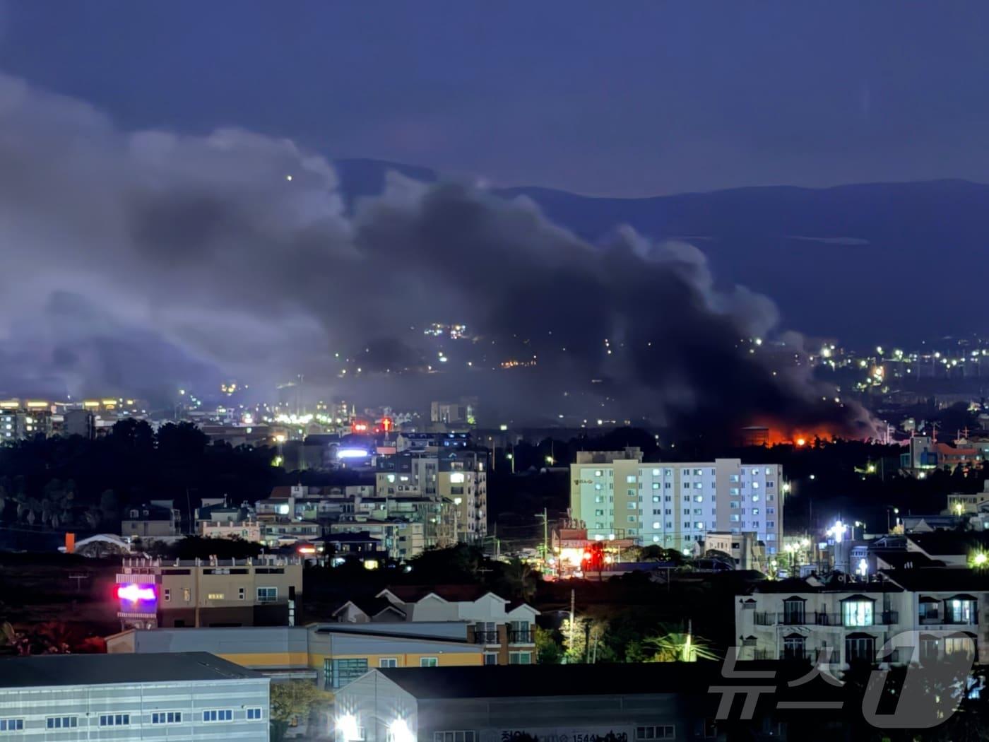 본문 이미지 - 4일 오후 6시31분쯤 제주시 노형동 자원순환관리시설에서 화재가 발생해 검은 연기가 치솟고 있다.(독자 제공. 재판매 및 DB금지) 2025.12.4/뉴스1 ⓒ News1 홍수영 기자
