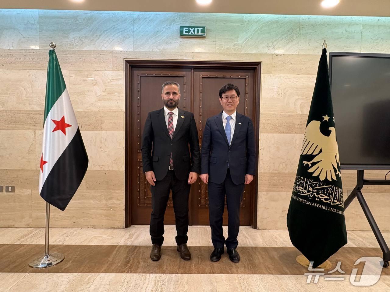 본문 이미지 - 정광용 외교부 아프리카중동국장은 시리아 4일&#40;현지시간&#41; 다마스커스에서 유세프 알 하자르 시리아 외교부 정무총국장과 제1차 국장급 정책협의회를 개최했다. 2025.12.04. &#40;외교부 제공&#41; 