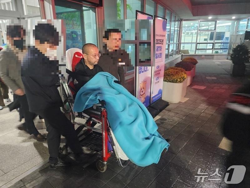 본문 이미지 - 경기도의회 백현종 국민의힘 대표의원이 4일 병원으로 옮겨지고 있다.&#40;독자 제공. 재판매 및 DB 금지&#41;/뉴스1 