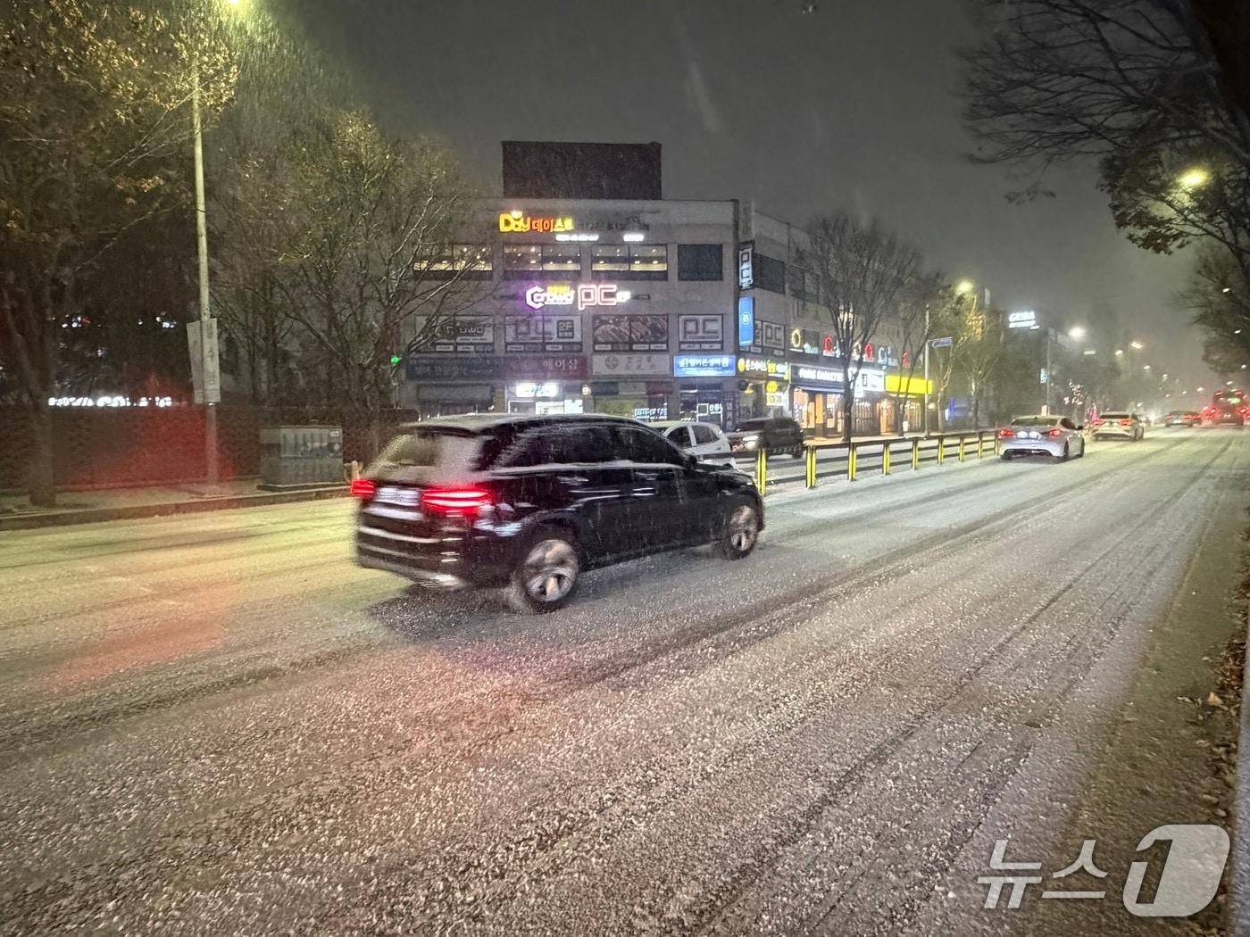 본문 이미지 - 4일 밤 강원 춘천 퇴계동 일대에 눈이 내리자 차들이 서행을 하고 있 다.2025.12.4 한귀섭 기자