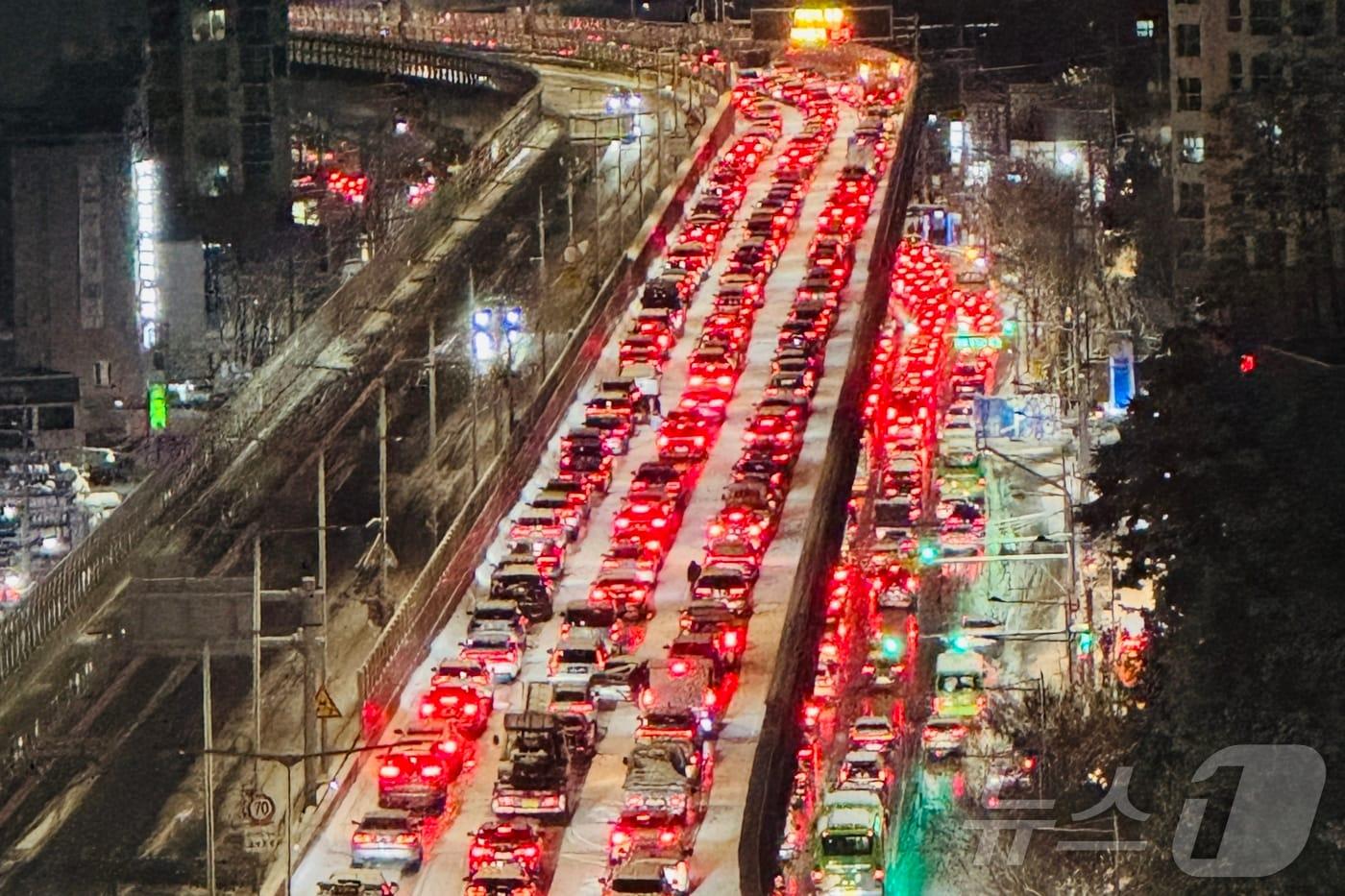 폭설이 내린 4일 서울 내부순환로 정릉램프 인근에서 차들이 서행하고 있다. 이날 내린 폭설로 오후 7시를 기해 내부순환로 전구간 진입이 통제됐다. 2025.12.4/뉴스1 ⓒ News1 신웅수 기자