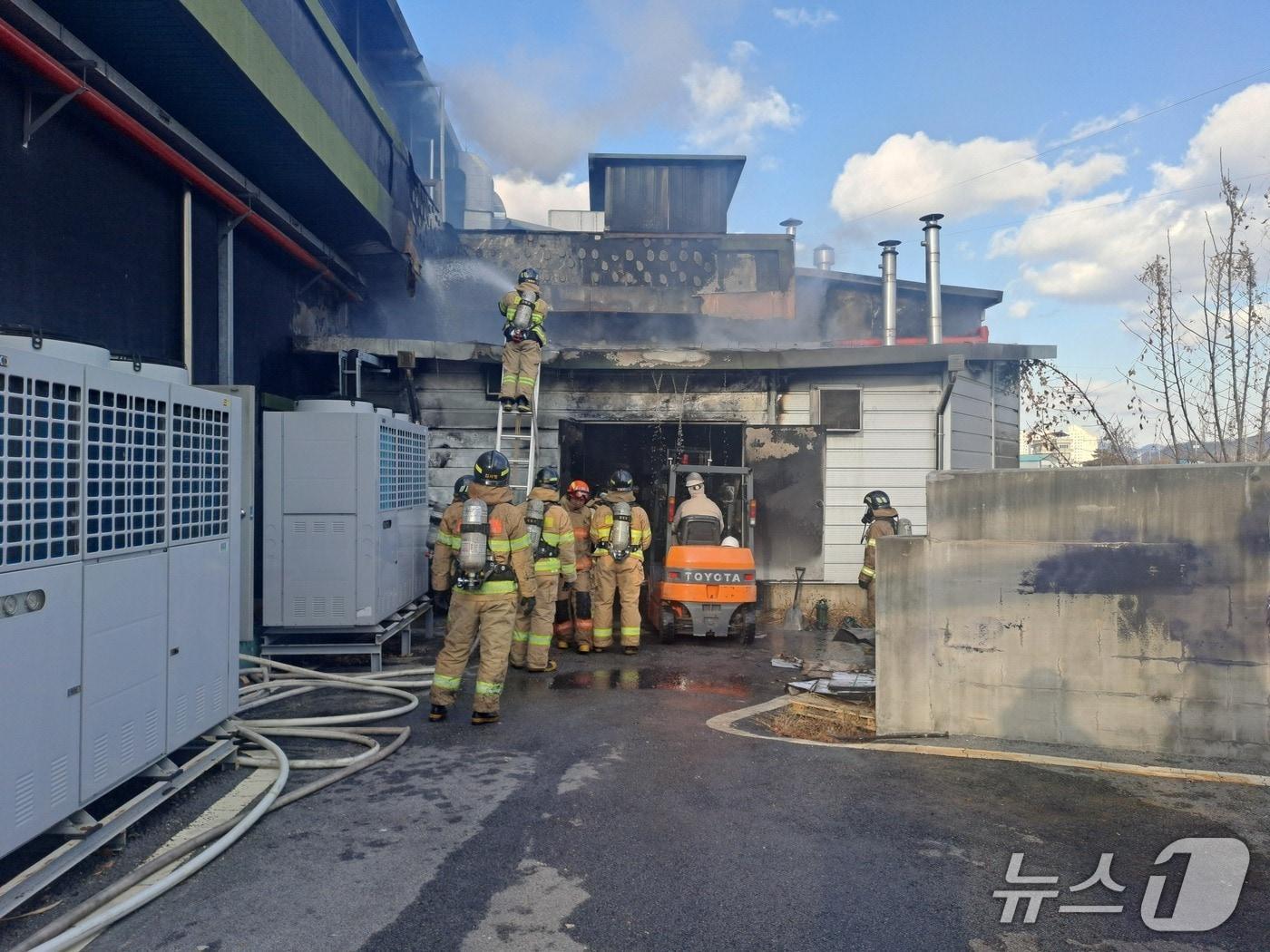 본문 이미지 - 4일 오후 2시 56분께 전북 남원시 조산동 한 공장에서 불이 나 약 1시간 만에 진화됐다.&#40;전북소방 제공. 재판매 및 DB금지&#41; 2025.12.4/뉴스1