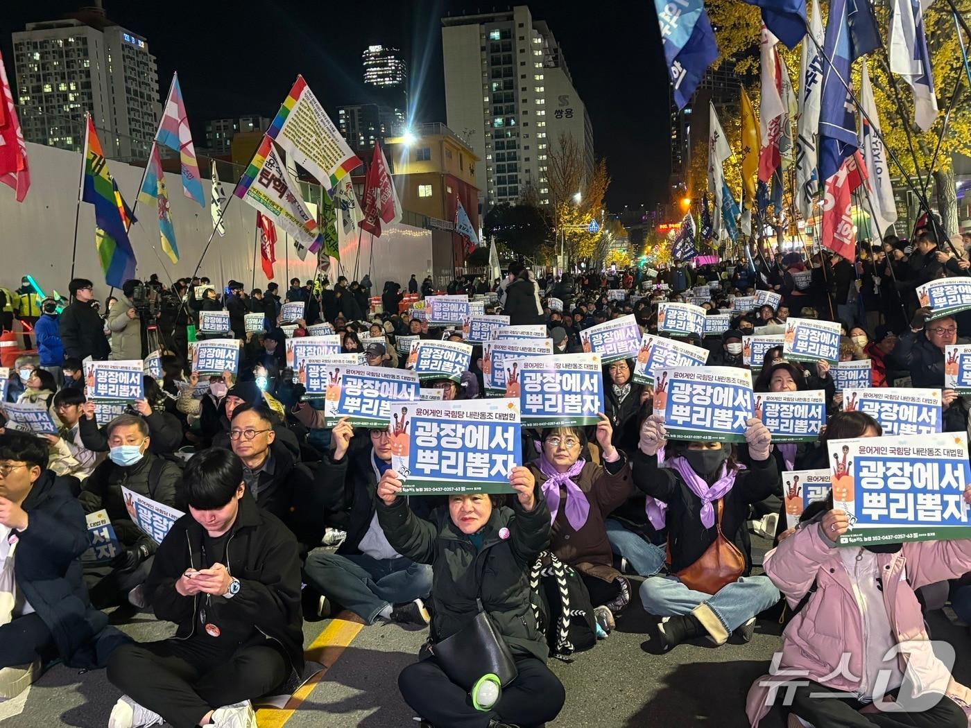 본문 이미지 - 4일 부산 서면에서 열린 '내란 청산·사회 대개혁 부산시민대회:다시만난 광장, 출동! 응원봉'에서 시민들이 피켓을 들고 구호를 외치고 있다. 2025.12.4 ⓒ 뉴스1 홍윤 기자