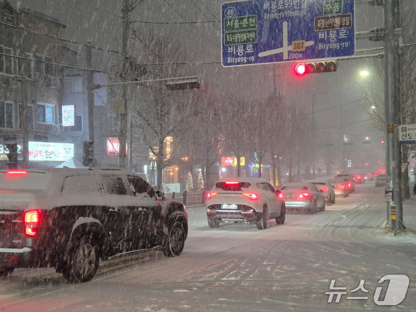 본문 이미지 - 4일 오후 경기 남양주시 일대에 많은 눈이 내리며 퇴근길 정체가 빚어지고 있다.2025.12.04/뉴스1 양희문 기자