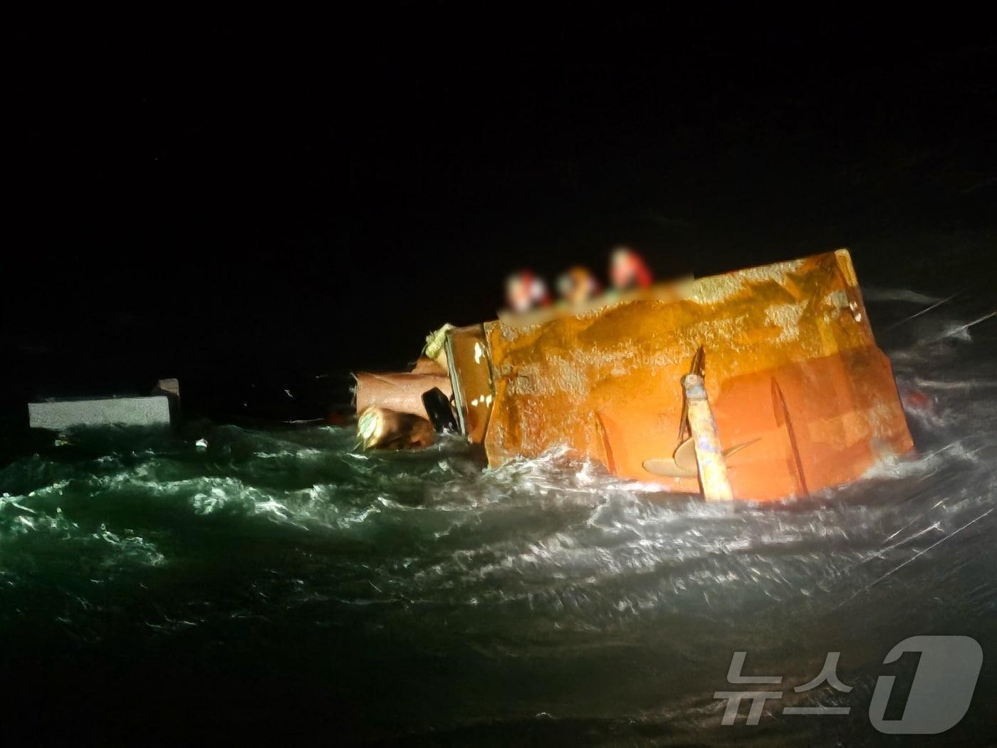 본문 이미지 - 4일 오후 오후 6시 20분께 충남 태안 천리포 북서방 약 2.5㎞ 해상에서 전복된 어선의 선원들이 구조를 기다리고 있다.&#40;태안해경 제공. 재판매 및 DB금지&#41;2025.12.4/뉴스1 ⓒ News1 김낙희 기자