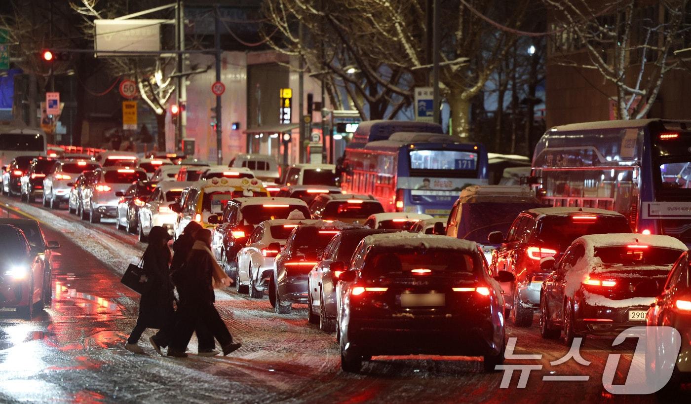 폭설이 내린 4일 오후 서울 종로구 안국동 도로의 차량들이 눈길에 큰 정체를 빚고 있다. 2025.12.4/뉴스1 ⓒ News1 이광호 기자