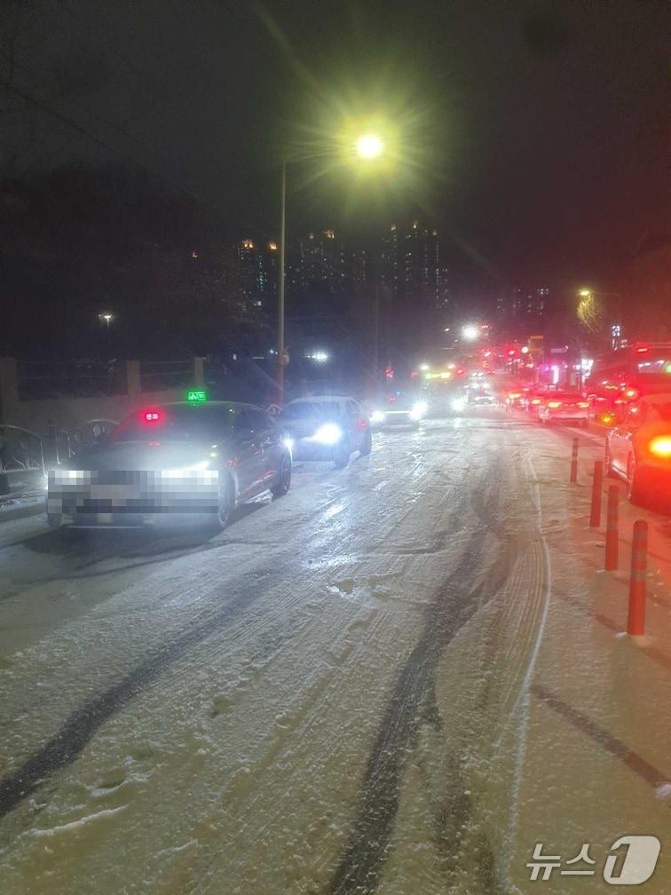 본문 이미지 - 강원 춘천 후평동 눈길 차량 미끄러짐 사고 현장.&#40;강원도소방본부 제공, 재판매 및 DB금지&#41;