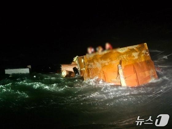 본문 이미지 - 태안 천리포 인근 해역에서 전복된 어선에서 구조를 기다리는 선원들 모습.(태안해경 제공. 재판매 및 DB금지)/뉴스1