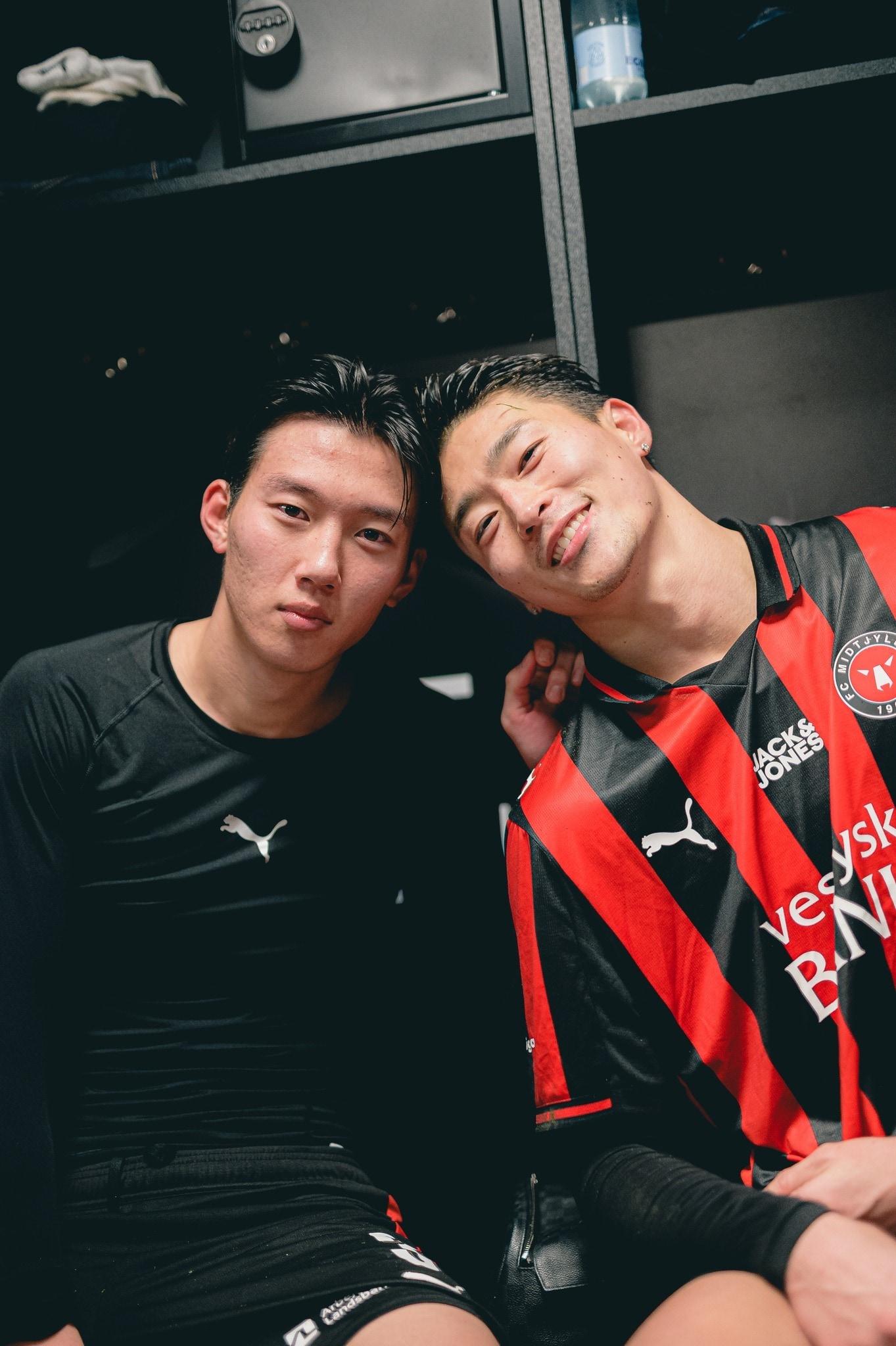 본문 이미지 - 미트윌란 조규성&#40;오른쪽&#41;과 이한범. &#40;미트윌란 페이스북 캡처&#41;