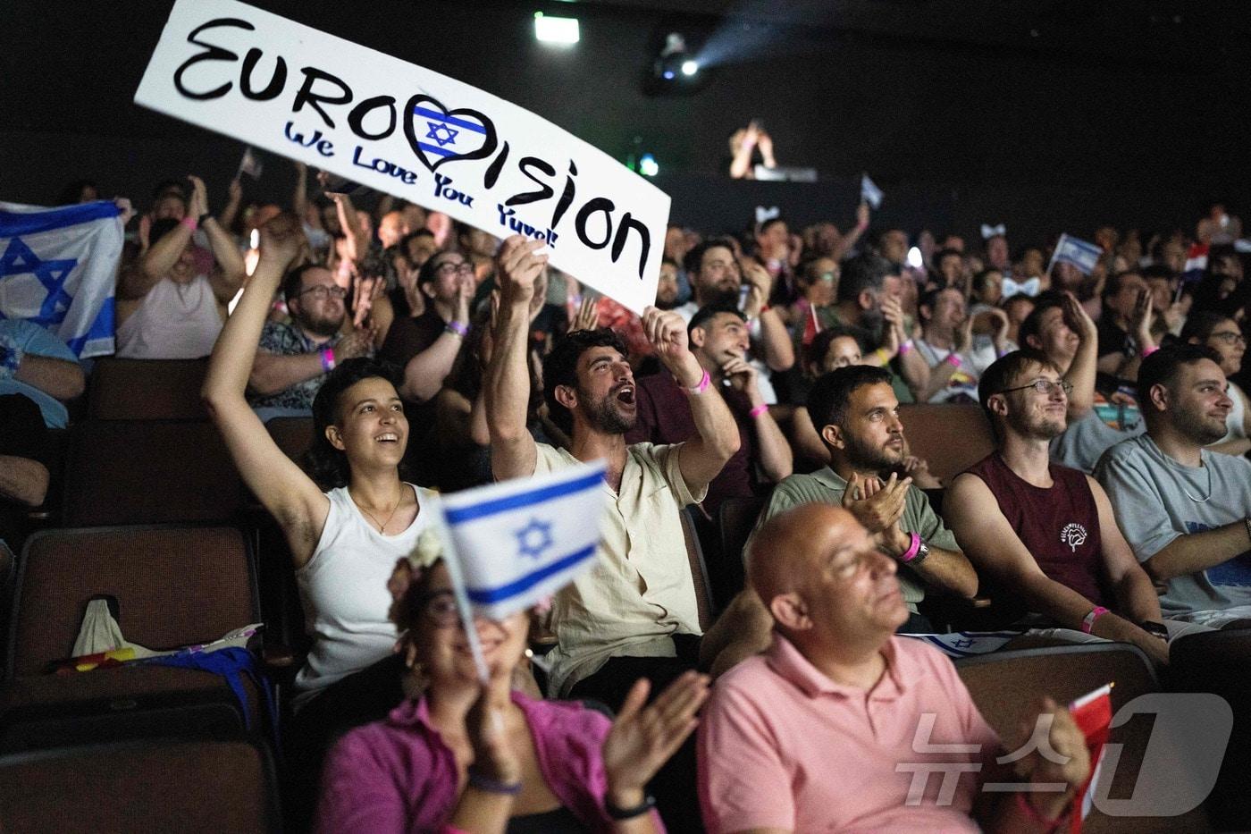 5월 17일&#40;현지시간&#41; 이스라엘 텔아비브의 한 커뮤니티 센터에서 &#39;2025 유로비전 송 콘테스트&#39; 결승전이 생중계되고 있다. &#40;사진은 기사 내용과 무관함&#41; 2025.05.17. ⓒ AFP=뉴스1 ⓒ News1 윤다정 기자