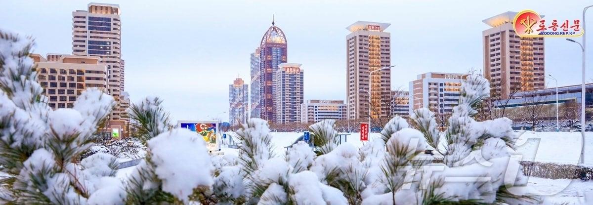 본문 이미지 - &#40;평양 노동신문=뉴스1&#41; = 북한 노동당 기관지 노동신문은 5일 수도 평양에 첫눈이 내렸다는 소식을 전했다. [국내에서만 사용가능. 재배포 금지. DB 금지. For Use Only in the Republic of Korea. Redistribution Prohibited] rodongphoto@news1.kr