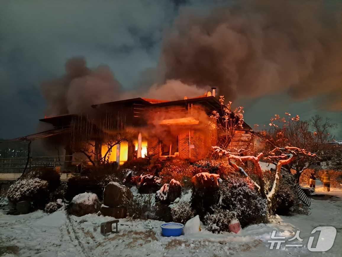 본문 이미지 - 강원 원주 지정면의 한 주택 화재 현장.&#40;강원도소방본부 제공, 재판매 및 DB금지&#41;