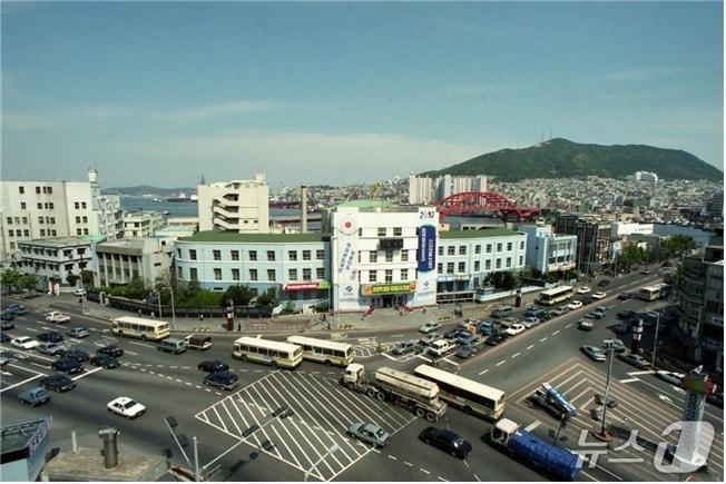 본문 이미지 - 옛 부산시청 전경&#40;문진우 작가 기증&#41;. 부산도서관 제공. 재판매 및 DB금지&#41;