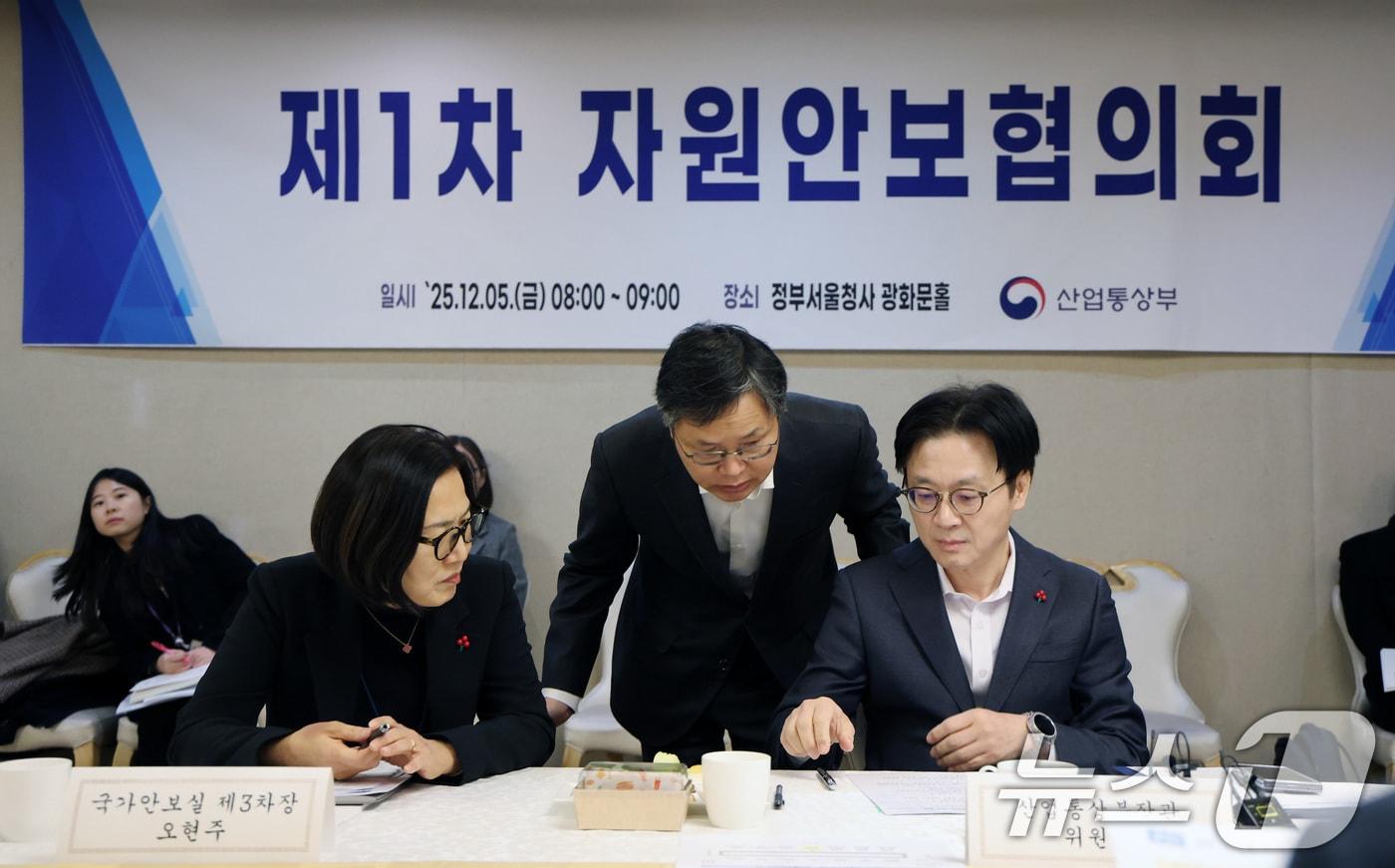 본문 이미지 - 김정관 산업통상부 장관이 지난해 12월 5일 오전 서울 종로구 정부서울청사에서 열린 제1차 자원안보협의회의에서 오현주 국가안보실 제3차장과 대화를 나누고 있다. 2026.1.21/뉴스1 ⓒ News1 임세영 기자