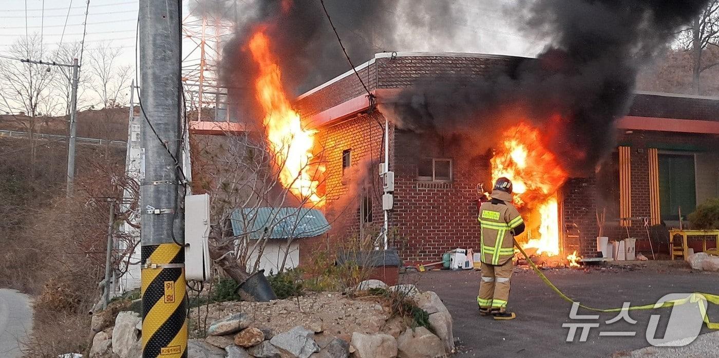 4일 오전 7시 16분쯤 울진군 북면 한 주택에서 불이 나 소방 당국이 진화하고 있다.&#40;경북소방본부 제공. 재판매 및 DB 금지&#41;2025.12.5/뉴스1