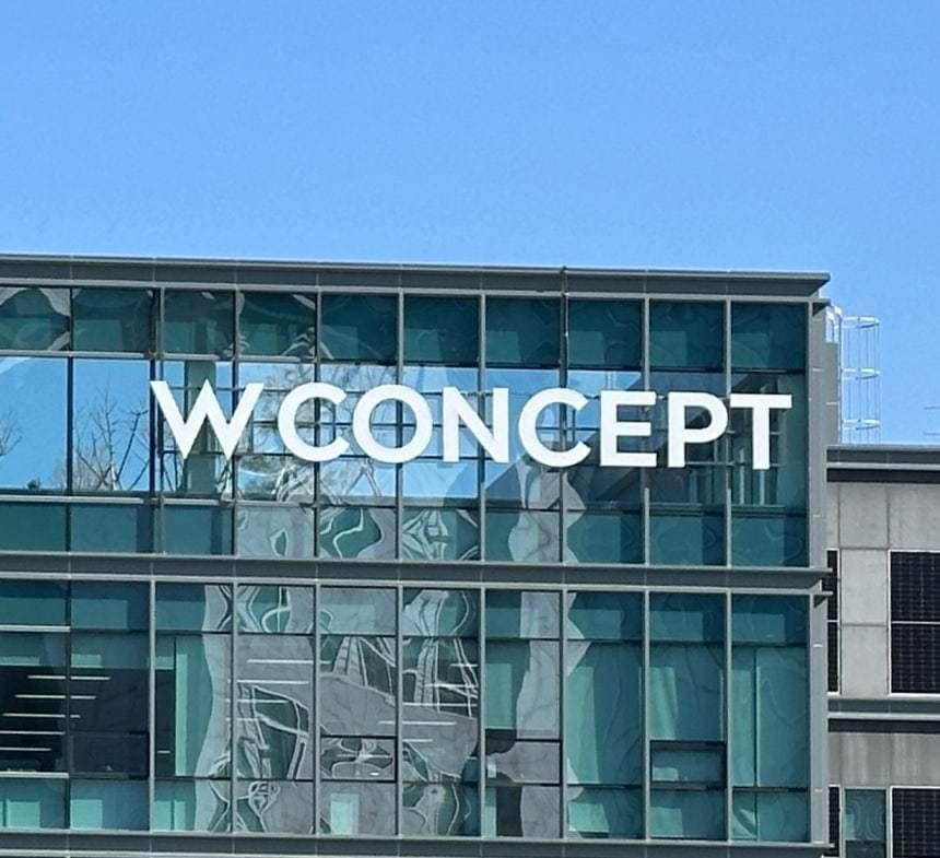 본문 이미지 - W컨셉이 4일 서울 강남구 삼성동 코엑스에서 열린 제62회 무역의 날 기념식에서 창립 이래 최초로 &#39;1000만불 수출의 탑&#39;을 수상했다.&#40;W컨셉제공&#41;