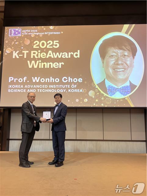 본문 이미지 - 마사후미 이토 AEPSE 국제학회장&#40;왼쪽&#41;과 최원호 KAIST 교수가 K-T Rie 어워드 시상식에서 기념사진을 촬영하고 있다.&#40;KAIST 제공&#41; /뉴스1