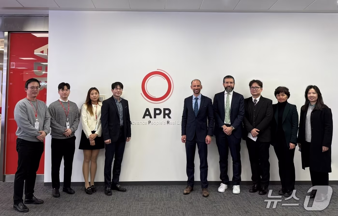 서울 송파구 에이피알 본사를 찾은 세계지식재산기구&#40;WIPO&#41;의 관계자와 에이피알 관계자들이 기념 사진을 촬영하고 있다 &#40;에이피알 제공&#41;