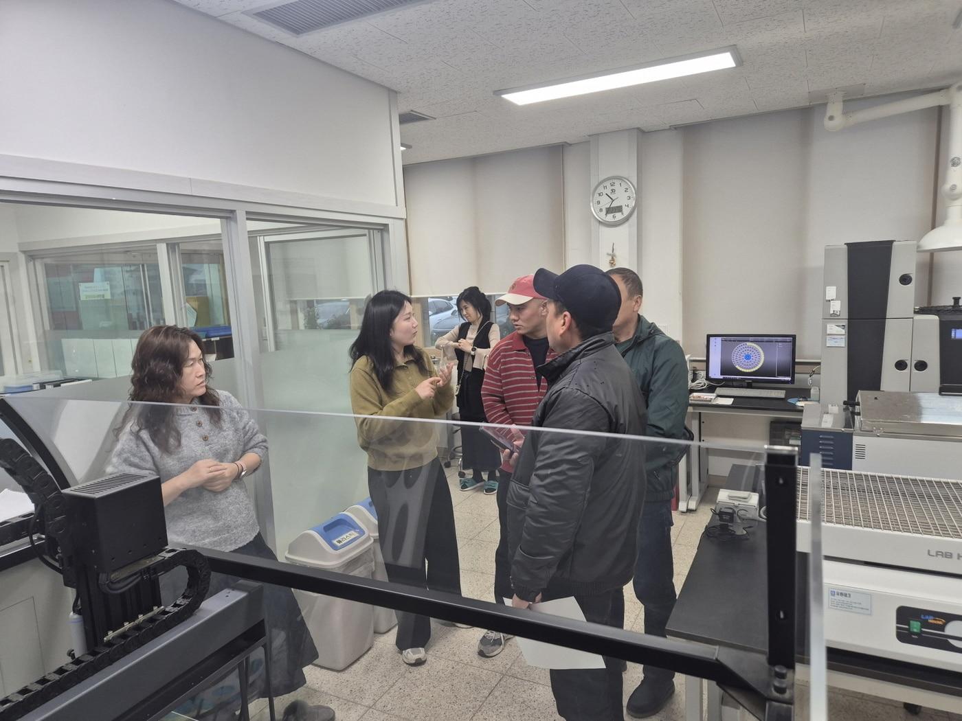 본문 이미지 - 우즈베키스탄 농업연수생 대상으로 감자 재배 기술 교육이 진행되고 있다.&#40;부여군 제공. 재판매 및 DB금지&#41;/뉴스1