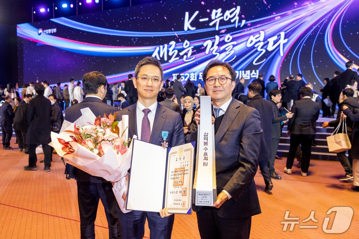 수상 후 허은철 GC녹십자 대표&#40;왼쪽&#41;, 이우진 GC녹십자 글로벌사업본부장&#40;오른쪽&#41;이 기념촬영을 하고 있다. /GC녹십자 제공