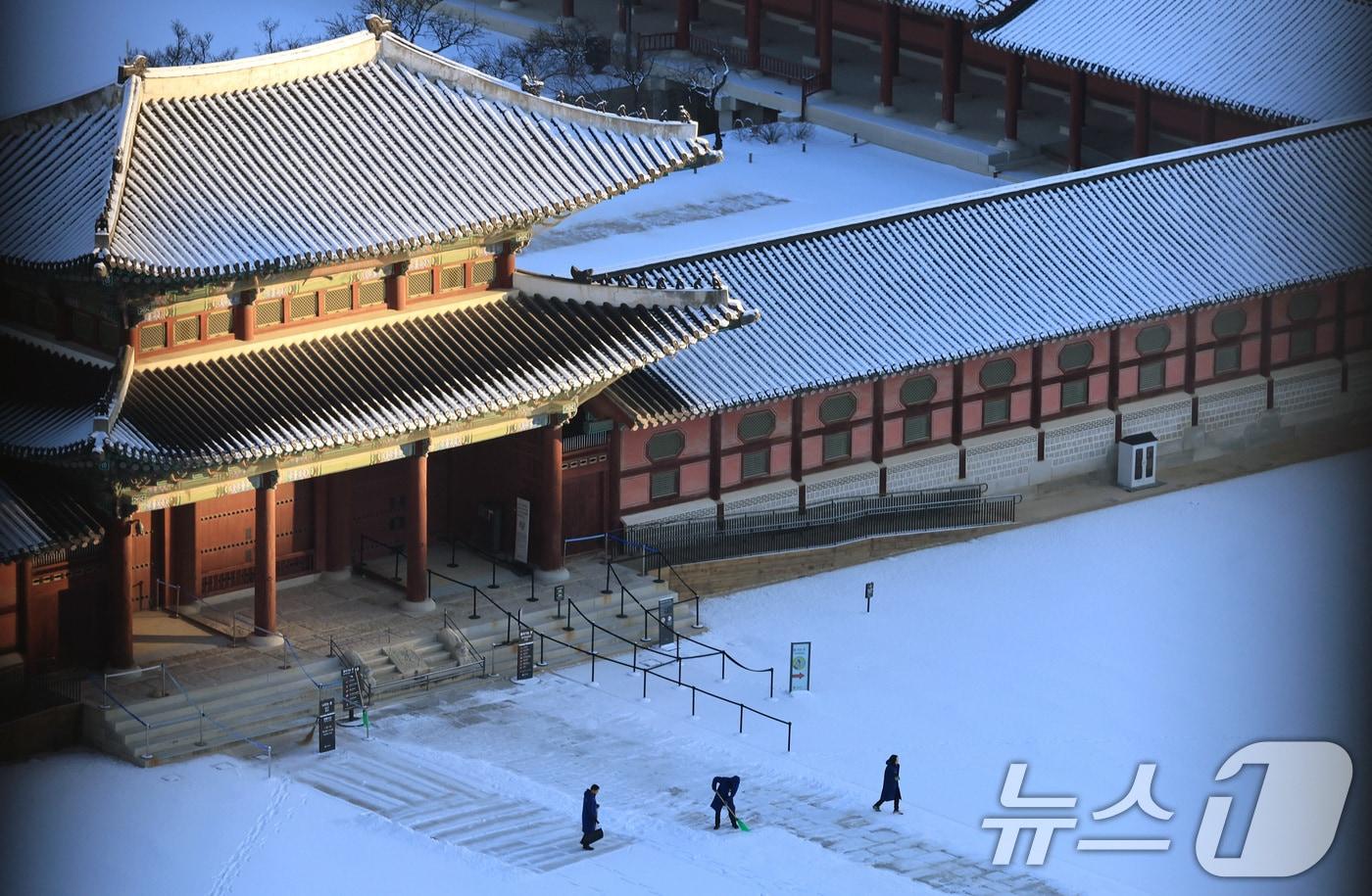 지난 5일 서울 종로구 경복궁에서 관계자들이 밤새 내린 눈을 치우고 있다. 2025.12.5/뉴스1 ⓒ News1 임세영 기자