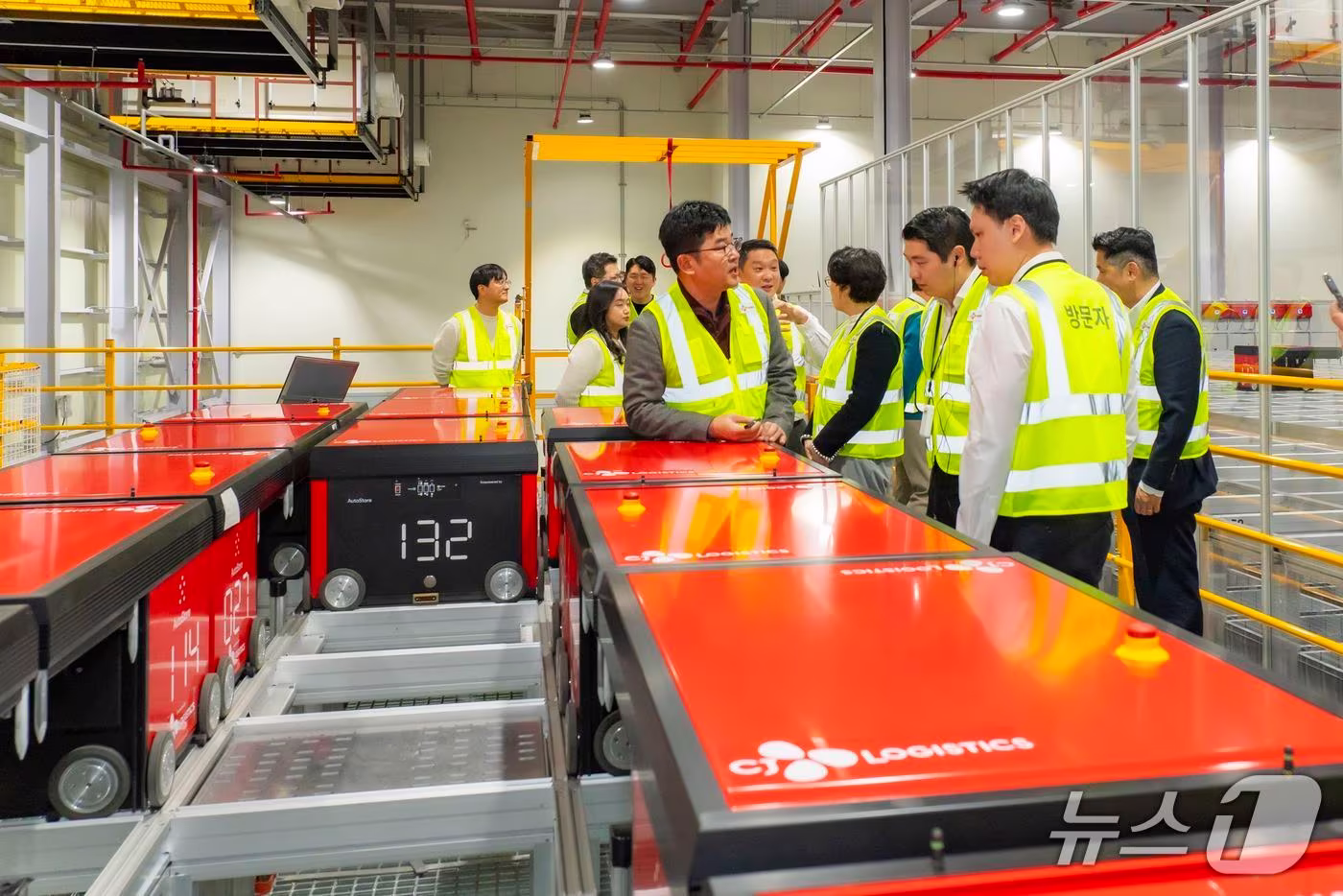 태국 CP 엑스트라 경영진이 4일 CJ대한통운의 첨단 물류센터를 방문했다. 오토스토어 참관 모습. &#40;CJ대한통운 제공&#41;