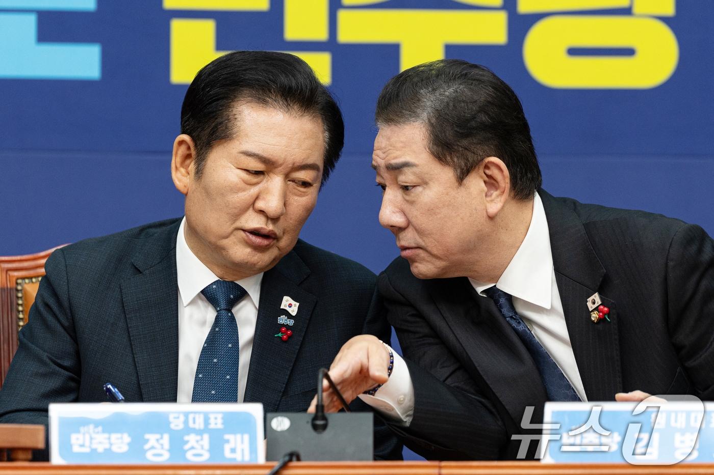 정청래 더불어민주당 대표와 김병기 원내대표가 5일 서울 여의도 국회에서 열린 최고위원회의에서 대화하고 있다. 2025.12.5/뉴스1 ⓒ News1 이승배 기자