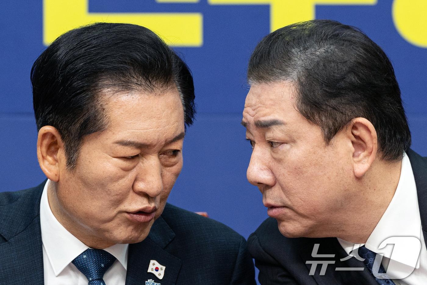 정청래 더불어민주당 대표와 김병기 원내대표가 5일 서울 여의도 국회에서 열린 최고위원회의에서 대화하고 있다. 2025.12.5/뉴스1 ⓒ News1 이승배 기자