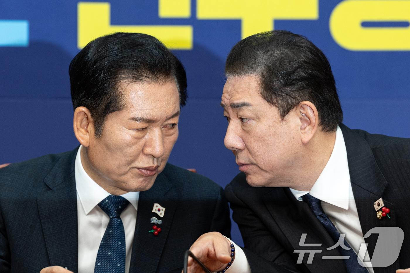 2025년 12월 5일 정청래 더불어민주당 대표와 김병기 원내대표가 서울 여의도 국회에서 열린 최고위원회의에서 대화하고 있는 모습. 2025.12.5/뉴스1 ⓒ News1 이승배 기자