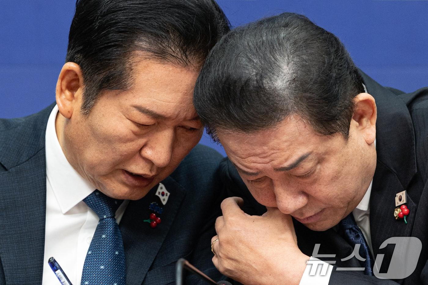 정청래 더불어민주당 대표와 김병기 원내대표가 5일 서울 여의도 국회에서 열린 최고위원회의에서 대화하고 있다. 2025.12.5/뉴스1 ⓒ News1 이승배 기자