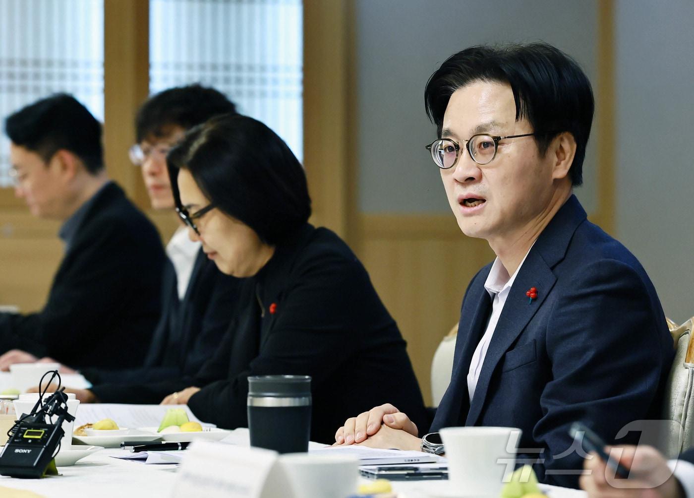 본문 이미지 - 김정관 산업통상자원부 장관이 5일 오전 서울 종로구 정부서울청사에서 개최된 '제1차 자원안보협의회'를 주재하고 있다. (산업통상자원부 제공. 재판매 및 DB 금지)