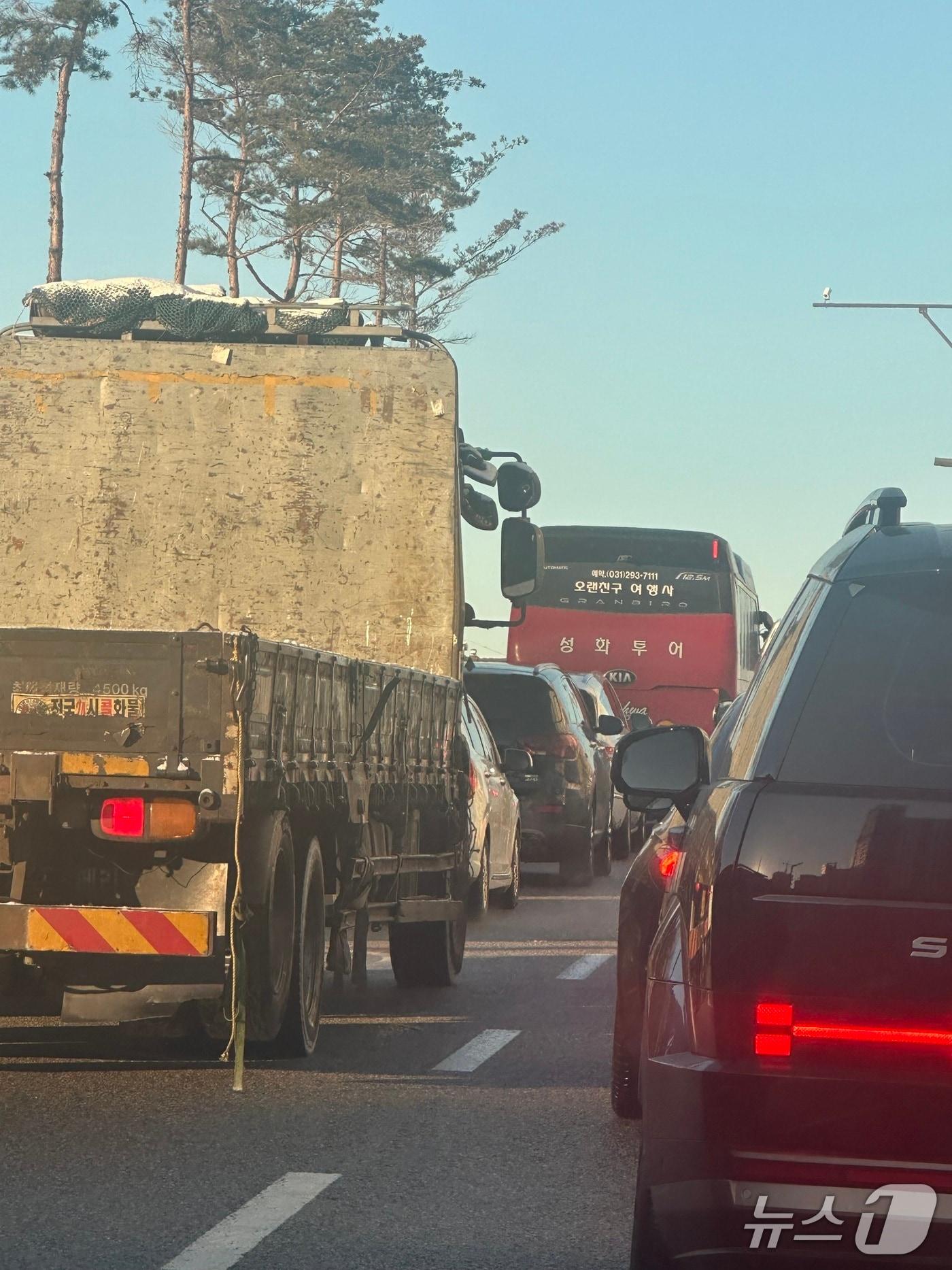 본문 이미지 -  화성 동탄2신도시 목동 일대 도로에서 동탄숲 생태터널 공사로 출근길 차량들이 길게 줄지어 서 있다. 