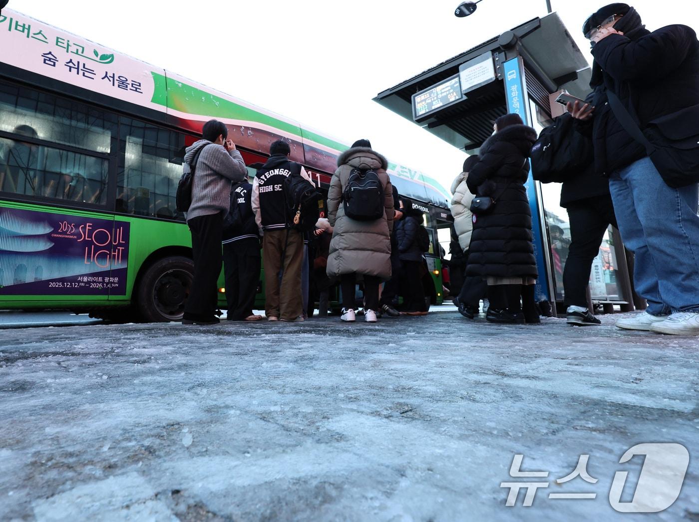본문 이미지 - 서울 광화문 일대에서 시민들이 버스를 타고 있다. /뉴스1 ⓒ News1 구윤성 기자