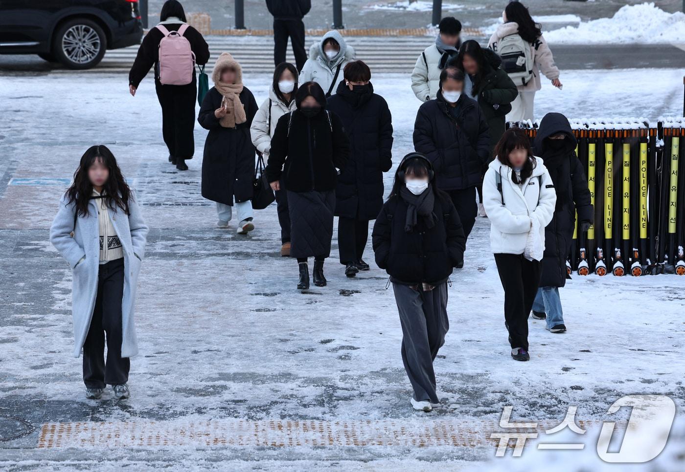 민들이 출근길 발걸음을 옮기고 있다.&#40;사진은 기사 내용과 무관함&#41; / 뉴스1 ⓒ News1