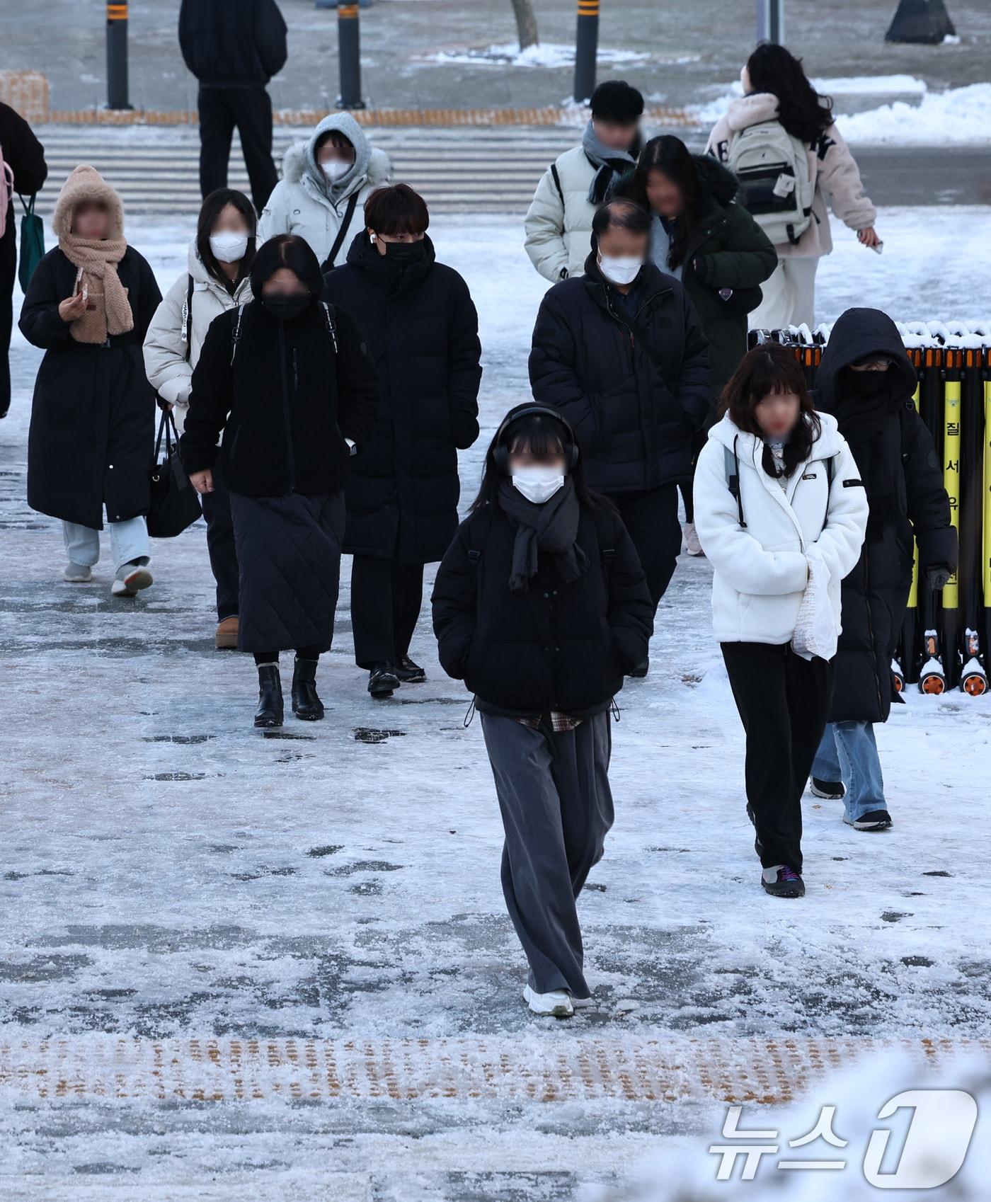본문 이미지 - 폭설 후 한파로 도로 곳곳이 얼어붙은 5일 오전 서울 청계광장 일대에서 시민들이 출근길 발걸음을 옮기고 있다. 2025.12.5/뉴스1 ⓒ News1 구윤성 기자
