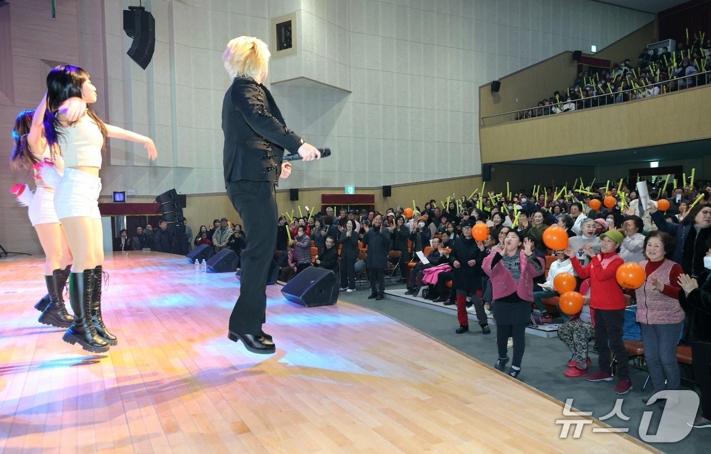 충북 괴산군은 지난 4일 밤 괴산문화예술회관에서 송년음악회를 개최했다.&#40;괴산군 제공, 재판매 및 DB금지&#41;/뉴스1