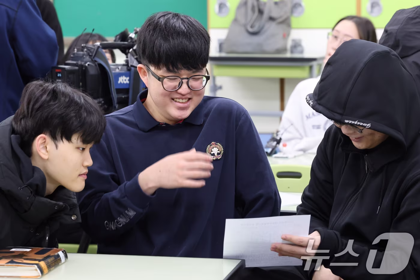 2025학년도 대학수학능력시험 성적표가 배부된 5일 오전 서울 광진구 광남고등학교에서 &#39;수능 만점자&#39; 왕정건 학생이 성적표를 확인하며 친구들의 축하를 받고 있다. &#40;공동취재&#41; ⓒ News1 오대일 기자