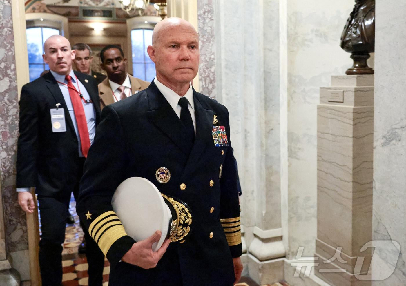 4일&#40;현지시간&#41; 프랭크 브래들리 미 합동특수작전사령부&#40;JSOC&#41; 사령관&#40;해군 제독&#41;이 상원에서 자신이 지휘한 지난 9월 카리브해에서의 마약 운반선 공격 관련 브리핑을 마치고 국회의사당을 떠나고 있다. 2025.12.04 ⓒ 로이터=뉴스1 ⓒ News1 김지완 기자