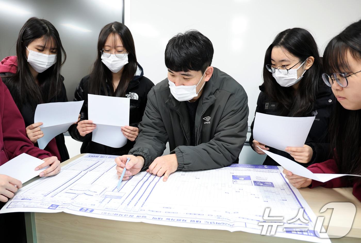 5일 오전 대전 중구 호수돈여자고등학교에서 수능 성적표를 받은 고3 수험생들이 담임교사와 진학 상담을 하고 있다. 2025.12.5/뉴스1 ⓒ News1 김기태 기자