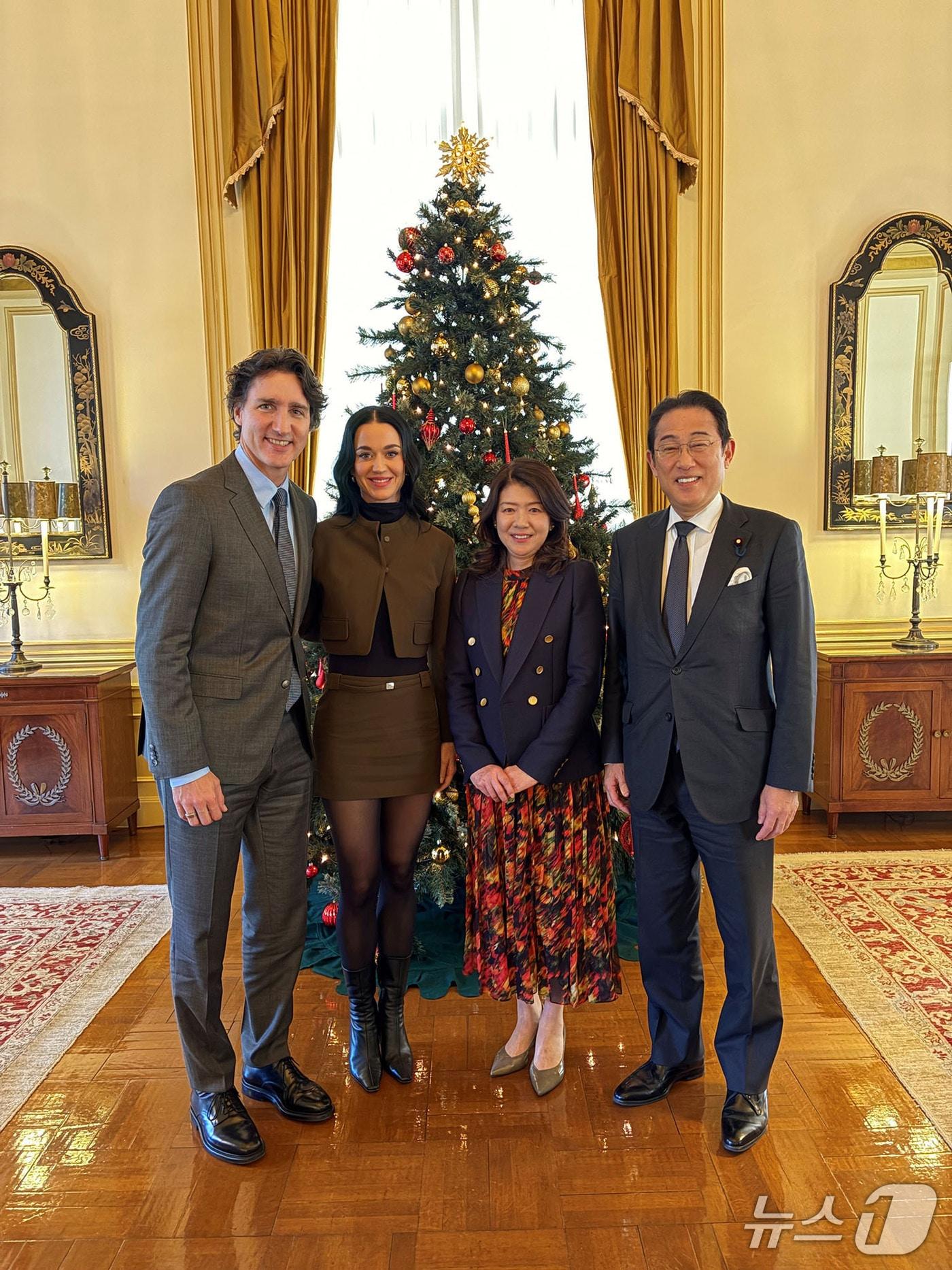 본문 이미지 - 왼쪽부터 저스틴 트뤼도 전 캐나다 총리, 팝스타 케이티 페리, 기시다 유코 여사, 기시다 후미오 전 일본 총리 &#40;출처=기시다 후미오 전 총리 엑스&#40;X&#41; 계정&#41;